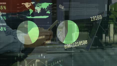 Animación-Del-Procesamiento-De-Datos-Estadísticos-Contra-La-Sección-Media-Del-Hombre-Usando-Un-Teléfono-Inteligente-En-La-Oficina