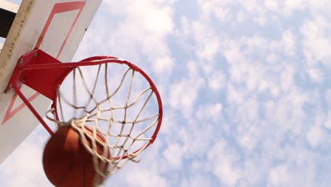 Baloncesto-Entrando-En-Una-Canasta