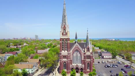 Hermosa-Antena-Alrededor-De-Una-Iglesia-Y-Campanario-En-El-Lado-Sur-De-Chicago,-Illinois-2