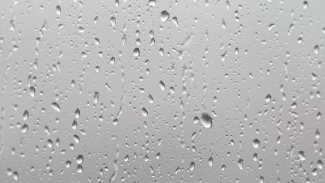 gotas de lluvia en el vidrio de las ventanas