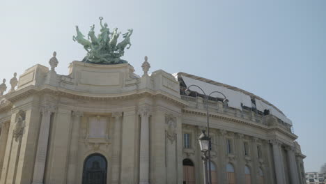 atemberaubende skulptur auf dem grand palace in paris, die vorzeitige unsterblichkeit bedeutet