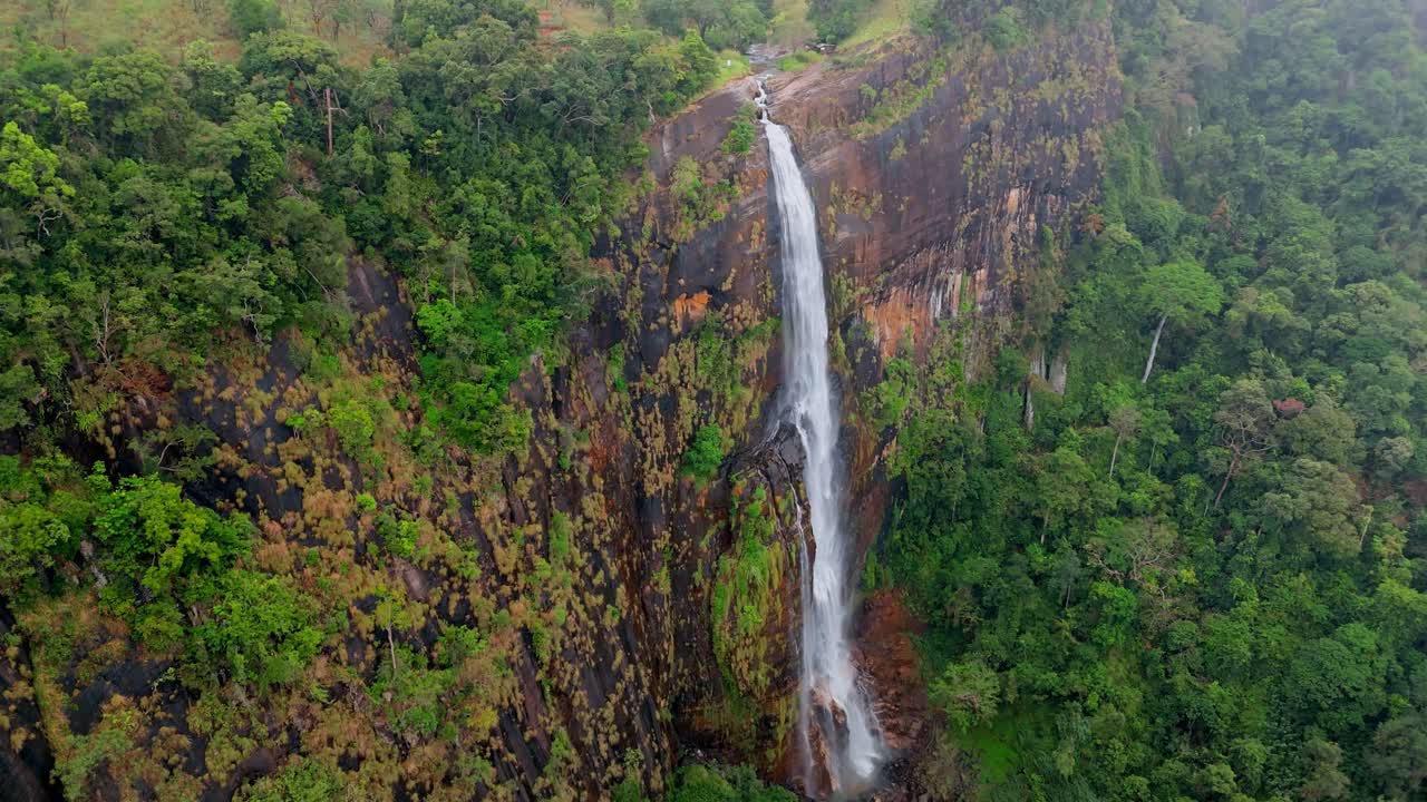 Experience the surreal ambiance of Ella, Sri Lanka, with this breathtaking aerial drone footage of Diyaluma Falls.