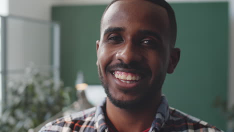retrato de un alegre hombre afroamericano en el cargo