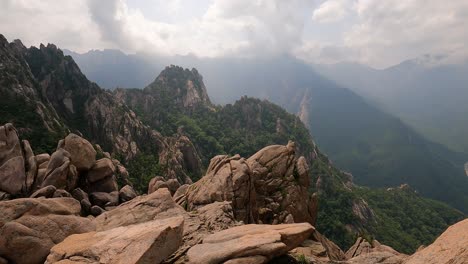vista panorámica desde la cima de una montaña irregular contra el cielo nublado en el parque nacional de seoraksan, corea del sur