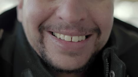 disparo cortado de un hombre barbudo riendo