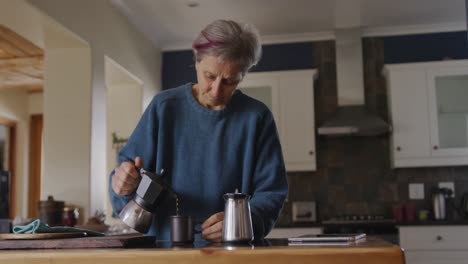 Mujer-Mayor-Relajándose-Sola-En-Casa