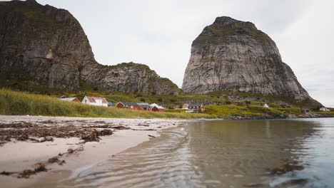 Meer-Und-Sandstrand-Mit-Blick-Auf-Die-Bergfelsen-In-Norwegen,-Landschaft,-Sanna-Inseln,-Reiseziele,-Atemberaubende-Naturlandschaft