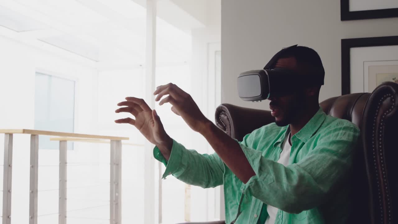 집에서 시간을 즐기는 젊은 성인 혼성 인종 남성