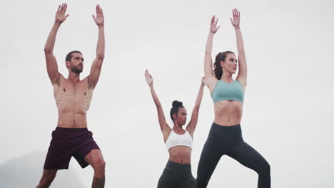sesión de yoga en grupo al aire libre