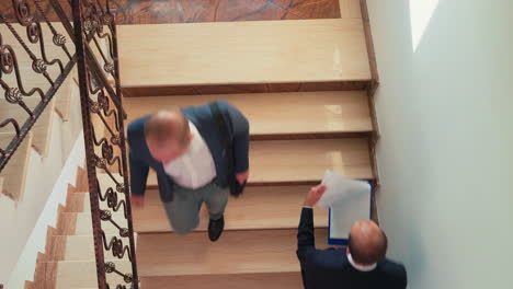 vista superior del equipo de negocios de la compañía caminando por las escaleras