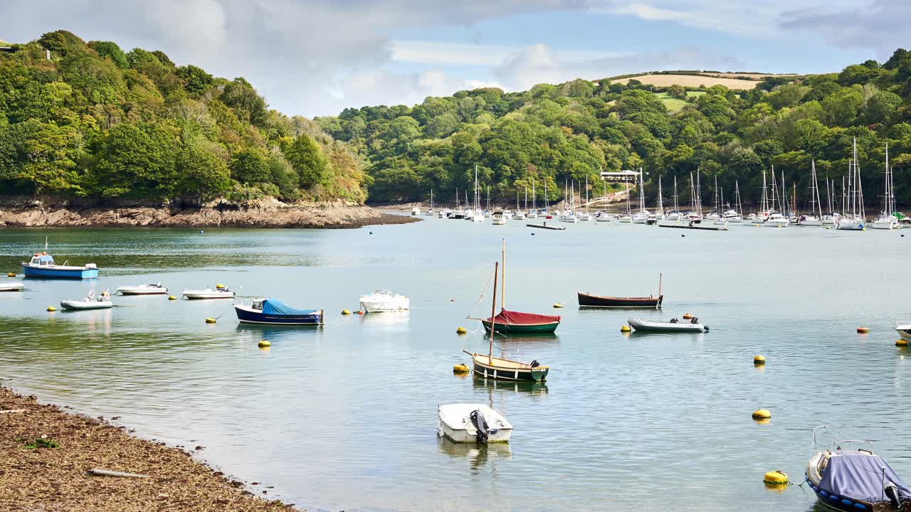 timelapse del estuario de fowey con pequeños botes flotando en el agua