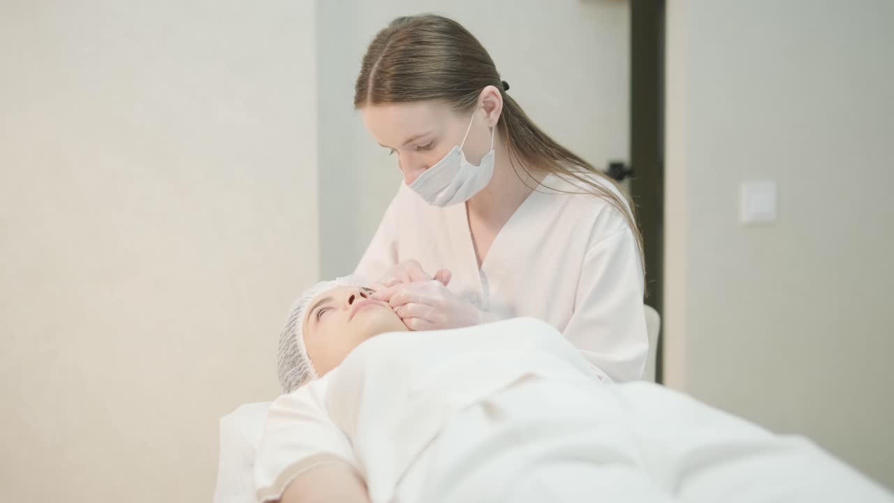 cosmetólogo que realiza el procedimiento de inyección facial