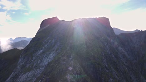 volando hacia el pico de una montaña plana en noruega al amanecer