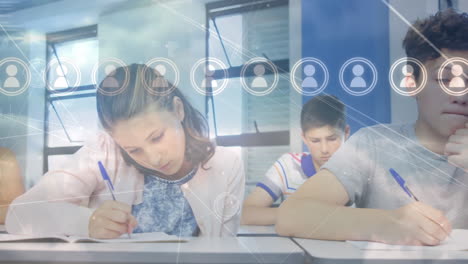 animación de conexiones a través de nubes y clase de alumnos diversos durante las lecciones