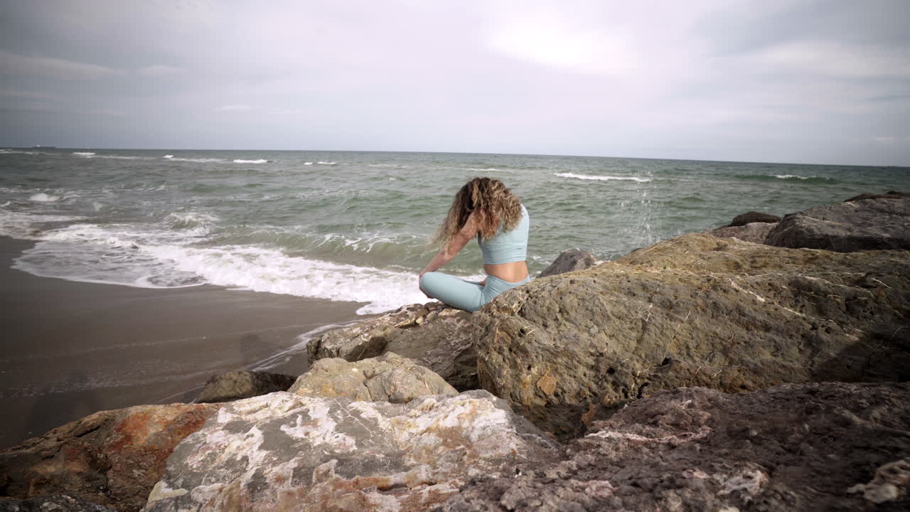 estiramiento espiritual para la flexibilidad del cuerpo por yogui en la playa de bogatell