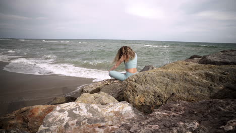 Estiramiento-Espiritual-Para-La-Flexibilidad-Del-Cuerpo-Por-Yogui-En-La-Playa-De-Bogatell