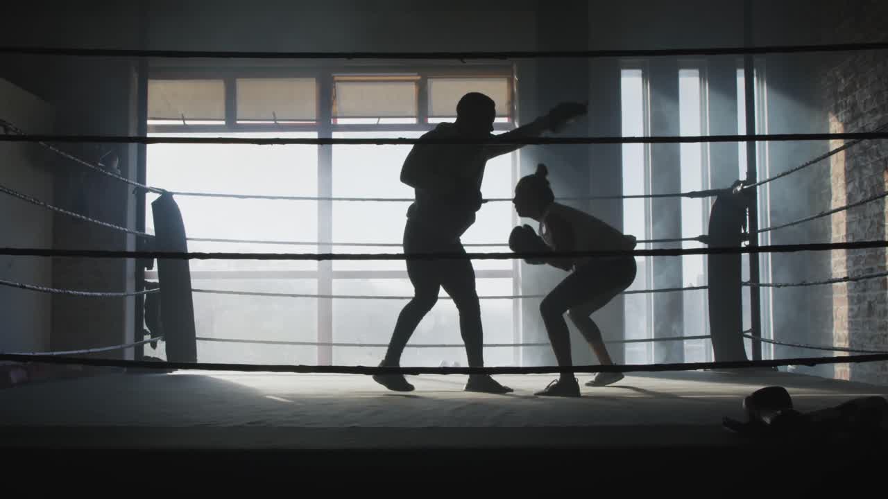 video de una mujer y un hombre en forma de boxeo en el gimnasio