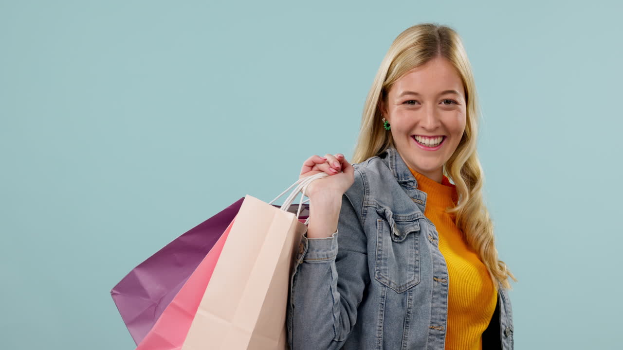 moda, cara o mujer feliz con bolsa de compras