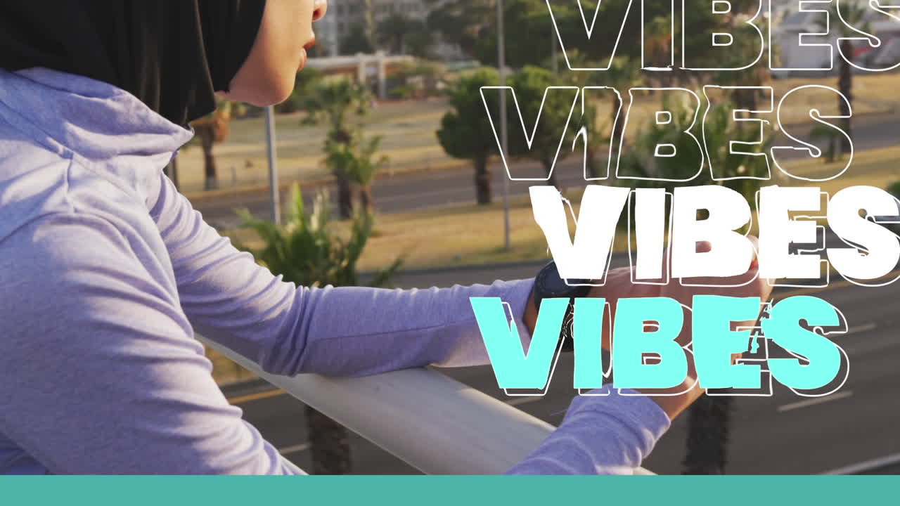 스마트 워치와 함께 여성에 대한 텍스트 진동의 애니메이션