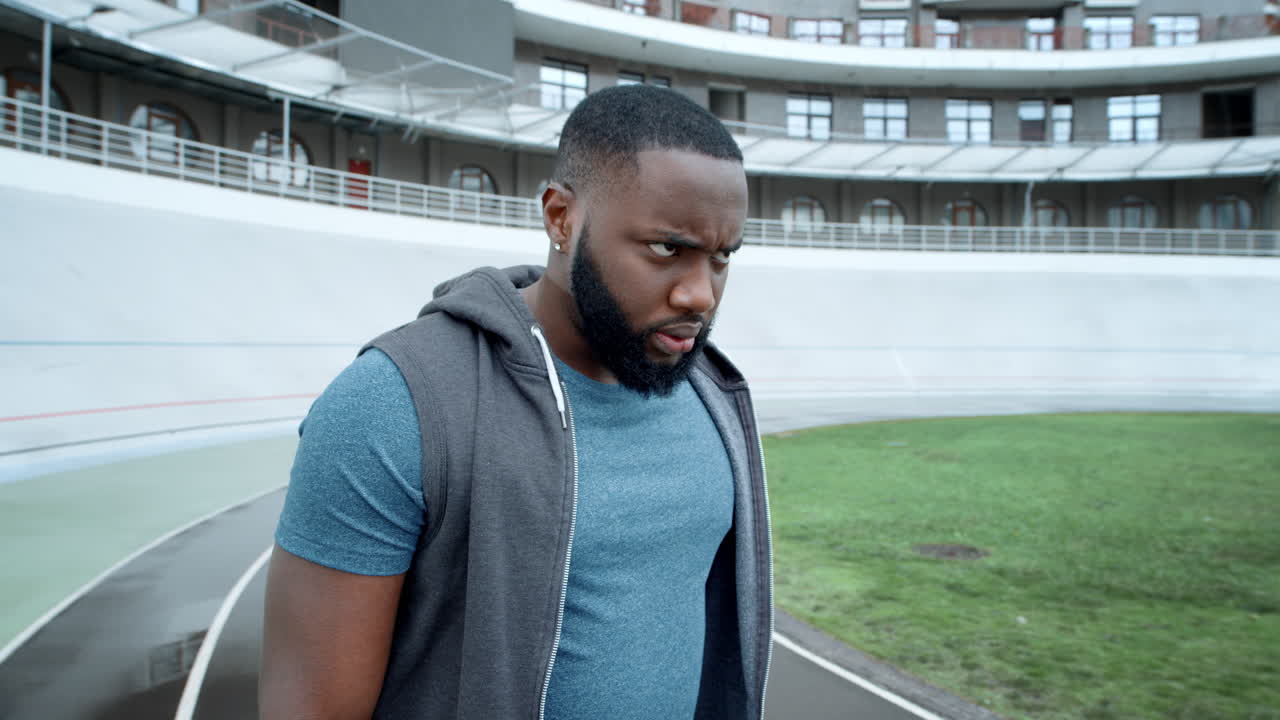 atleta de pie en la pista