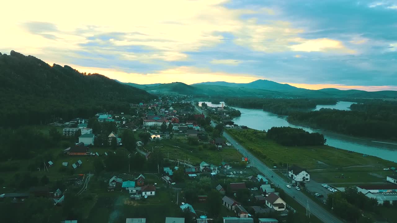 遠くの山の観光都市 - 夕暮れの山の川