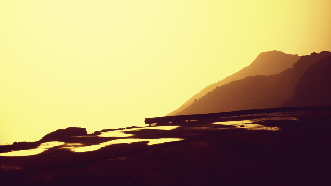 carretera del océano atlántico cerca de la montaña