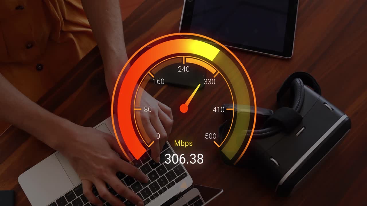 animación de un velocímetro naranja sobre las manos de una mujer caucásica usando una computadora portátil.