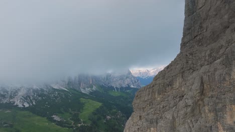 imágenes aéreas cinematográficas, corvara emerge contra el escarpado telón de fondo de las dolomitas en paso gardena