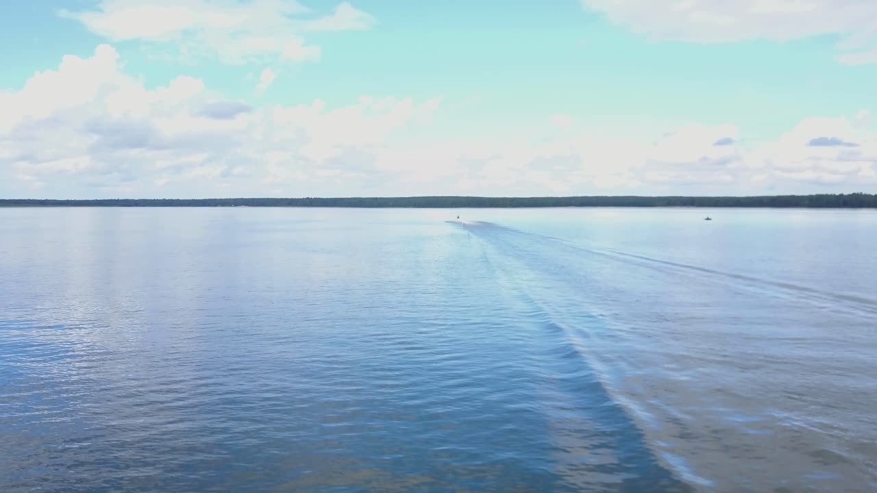 물 기 를 타고 있는 호수 장면