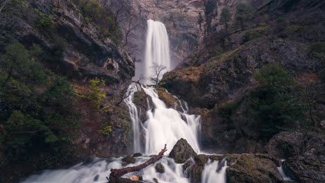 Timelapse-De-Hermosa-Cascada-Y-Montaña-Rocosa-En-Riopar,-Albacete,-España