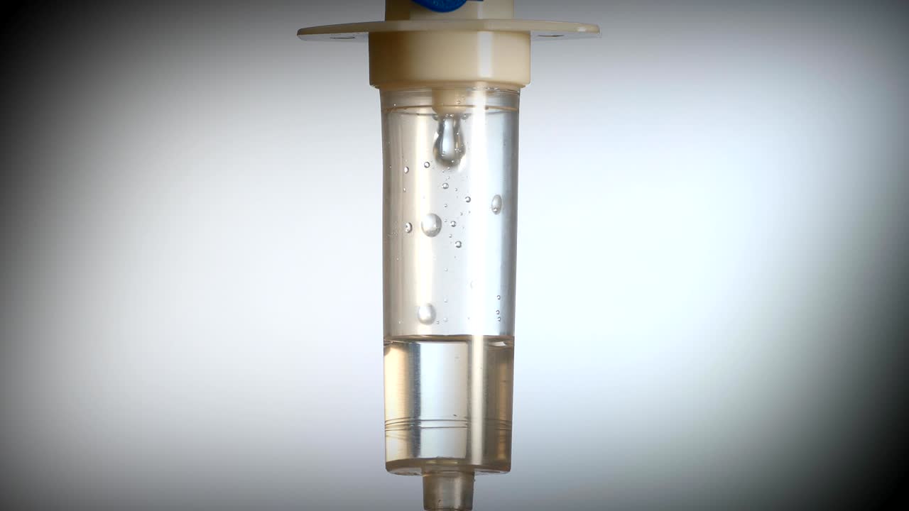 i.v. внутривенное капельное введение солевого раствора. медицинская процедура (цикл)