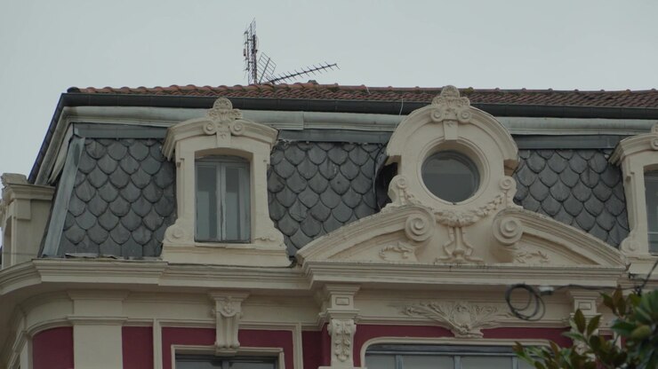 Finestre a abbaino decorative e tetto ornato su un edificio storico