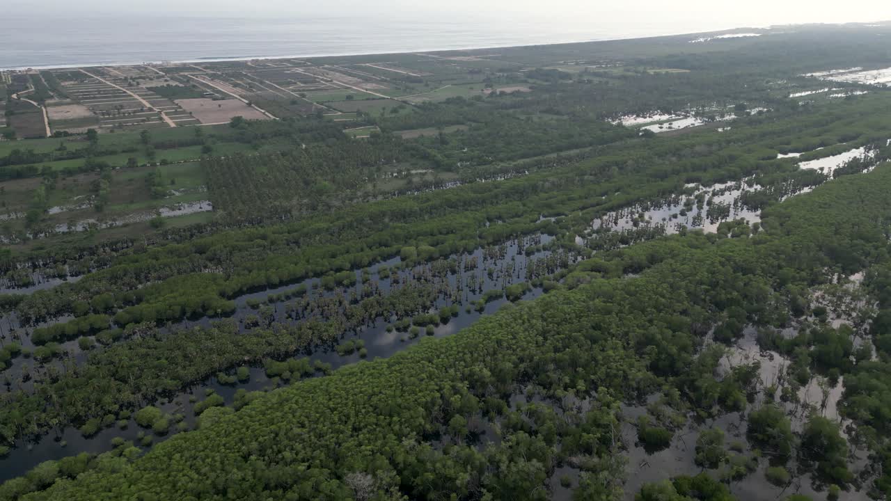 la confluencia del mar y la laguna en puerto escondido, oaxaca, méxico