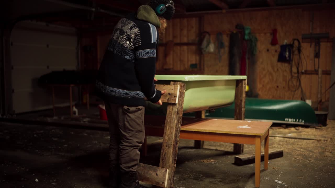 el hombre está construyendo el marco de soporte estructural para la bañera de baño caliente diy - disparo estático