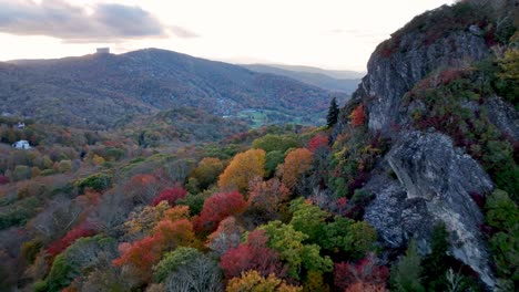 Hojas-De-Otoño-Cerca-De-Banner-Elk-Nc-Con-Montaña-De-Azúcar-En-El-Fondo