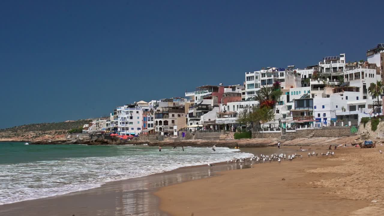 playa y paseo marítimo en tagahzout