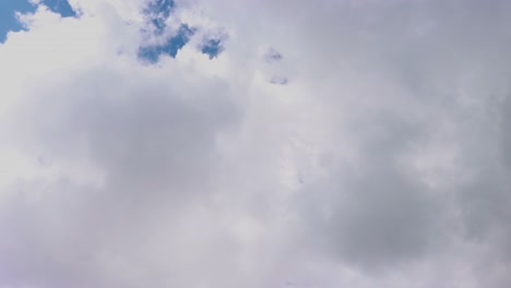 nubes blancas en el cielo azul. imágenes de time-lapse en 4k.