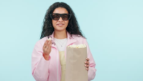 Popcorn,-Lachende-Oder-Glückliche-Frau,-Die-Sich-Einen-Film-Ansieht
