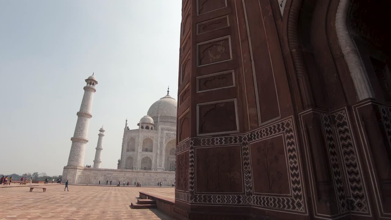 visitantes caminando por los terrenos del taj mahal en un día soleado, agra, uttar pradesh, india