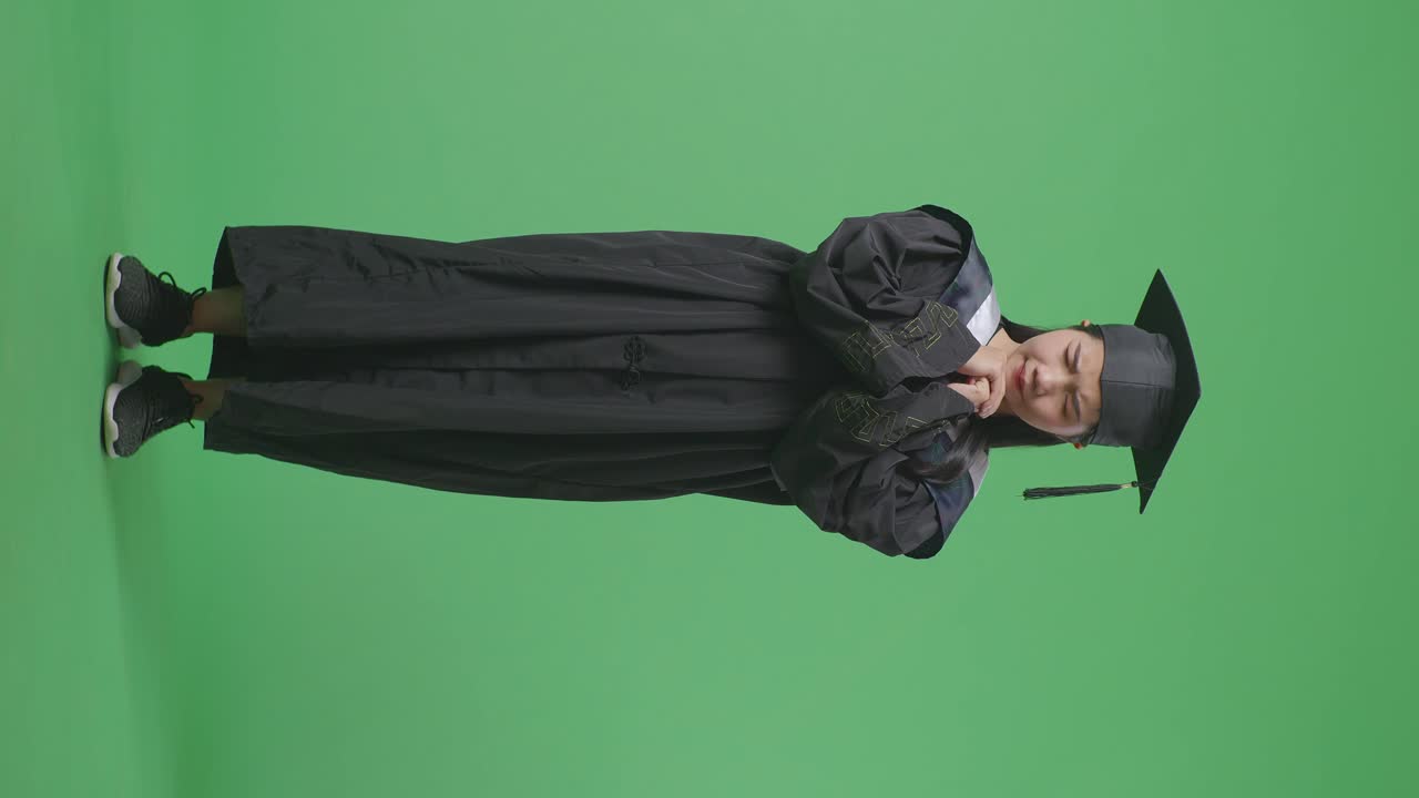 Laureato/a triste su schermo verde