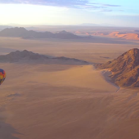 Globos-De-Aire-Caliente-Vuelan-En-El-Desierto-De-Namib-En-Namibia