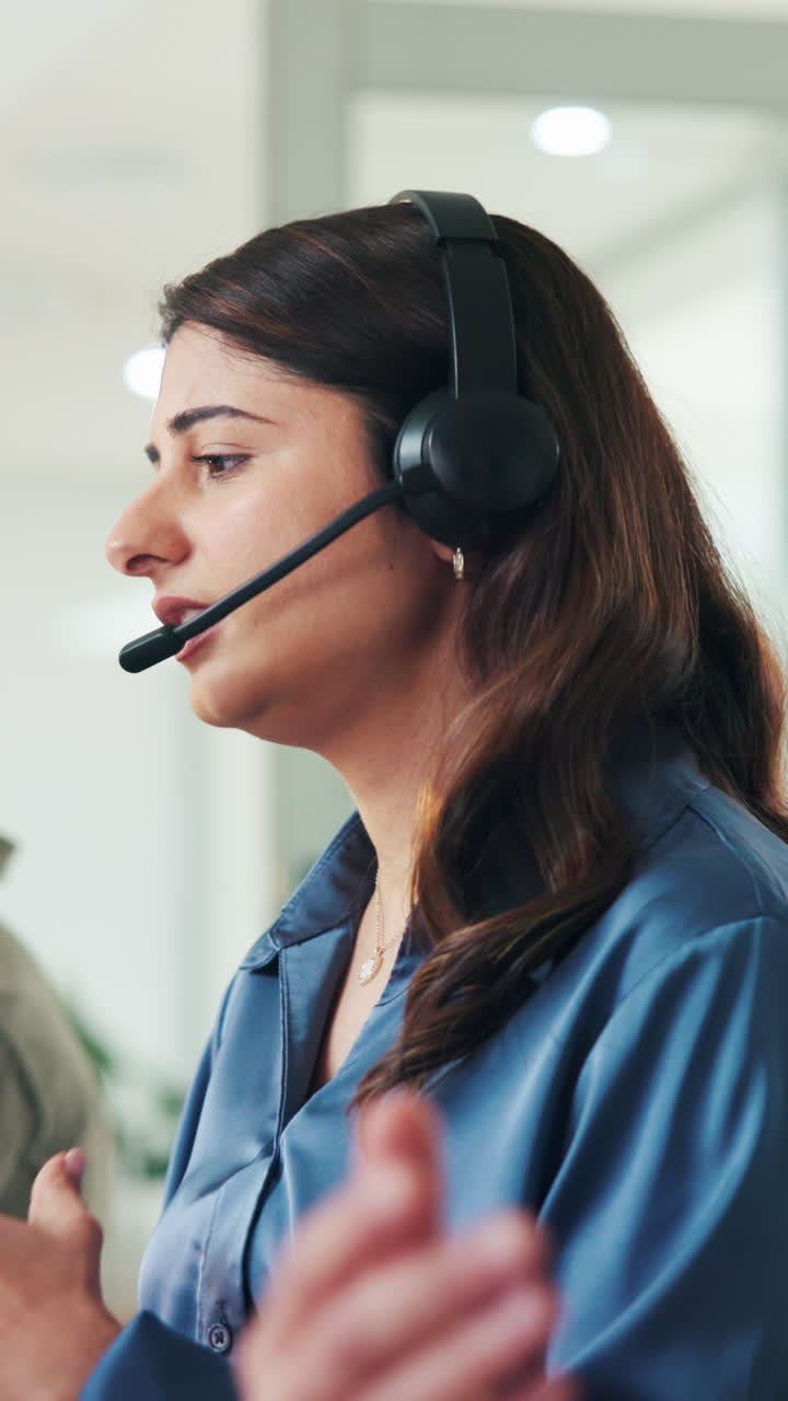 Profesjonell kvinne med headset som snakker i et kundesenter