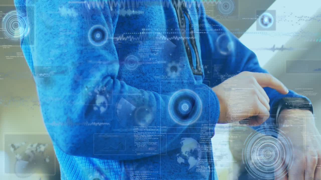 animación del procesamiento de datos en las pantallas sobre el hombre caucásico comprobando el reloj inteligente