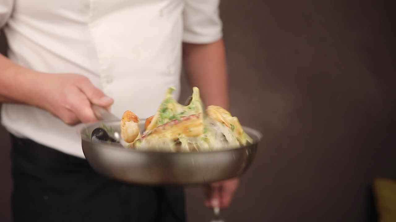 chef cocinando deliciosos mariscos salteados
