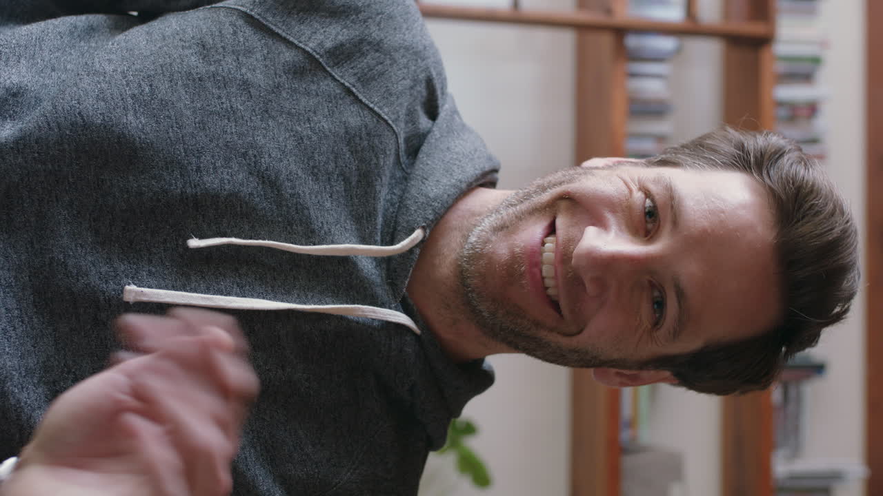 joven atractivo teniendo chat de video usando webcam en casa soplando beso disfrutando de hablar con su novia comunicación en línea en pantalla vertical