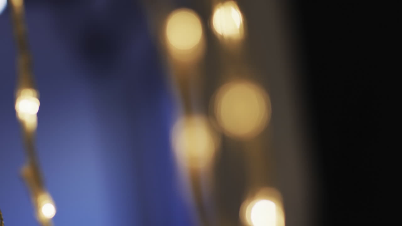 video de puntos de luz bokeh amarillos parpadeantes con espacio de copia