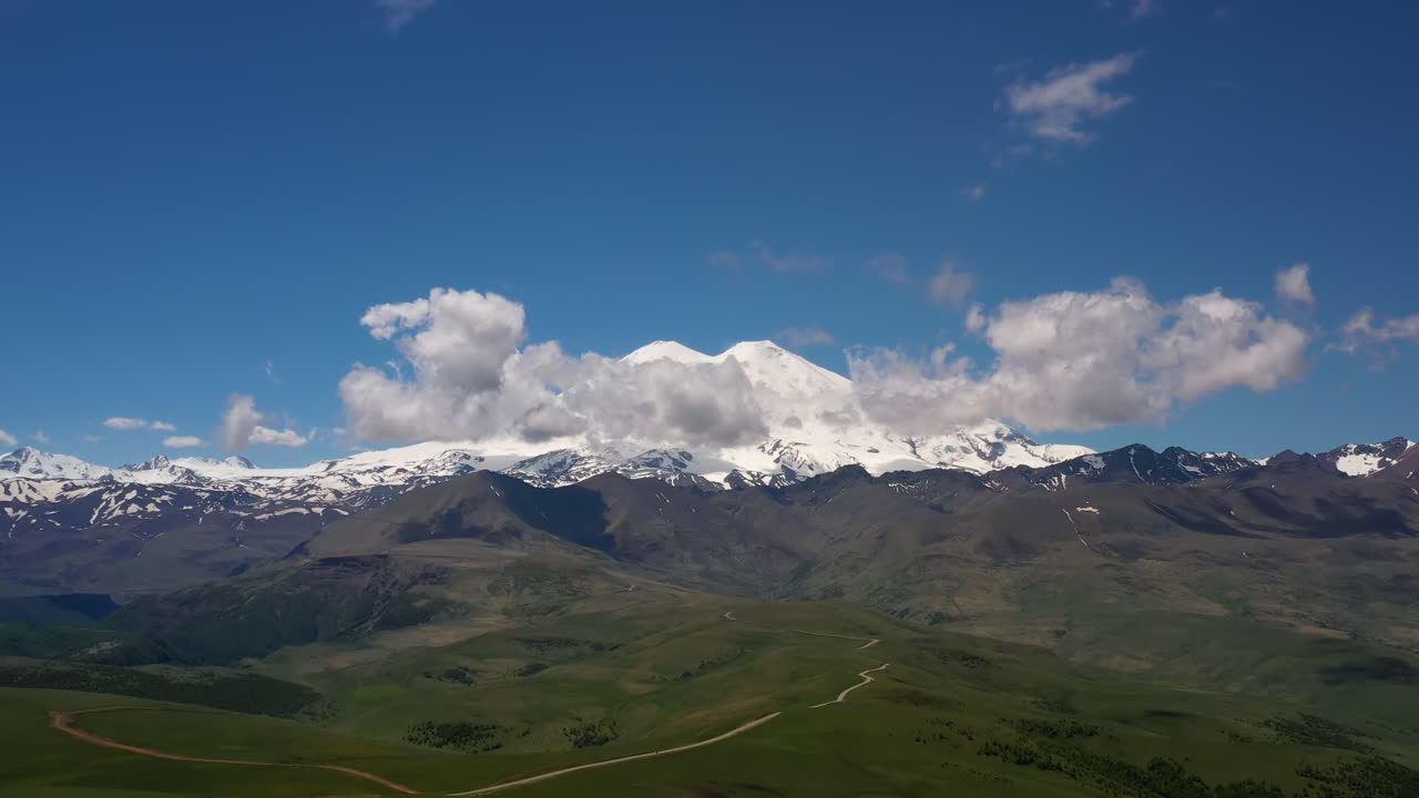 región de elbrus. volando sobre una meseta montañosa. hermoso paisaje de naturaleza. el monte elbrus es visible en el fondo.
