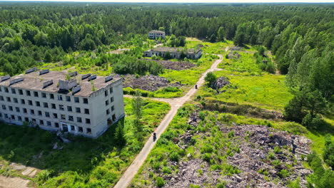 Establecimiento-De-Vuelo-De-Drones-En-Un-Edificio-De-Prisión-Abandonado-Alrededor-De-Un-Bosque-Verde-Aislado