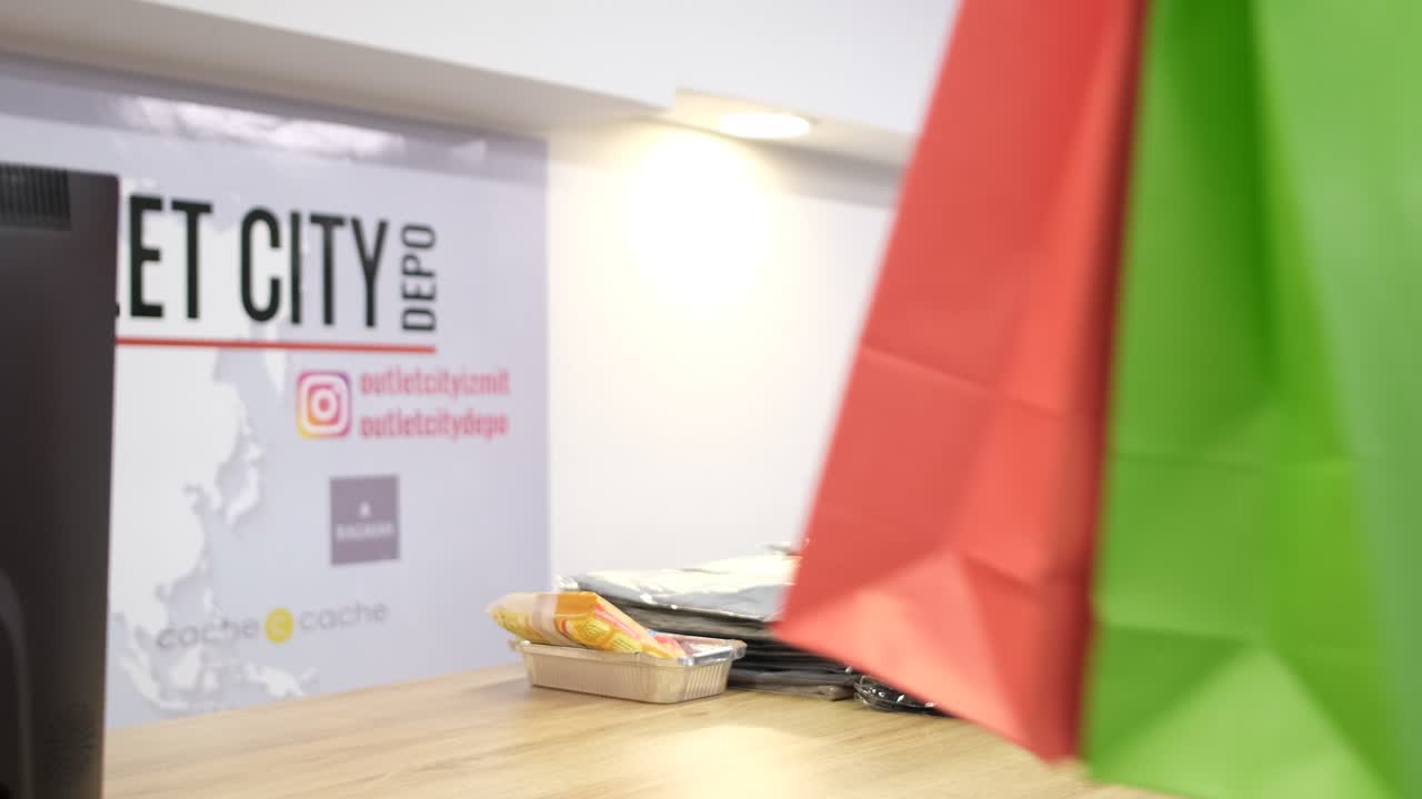 돈을 지불하는 남자