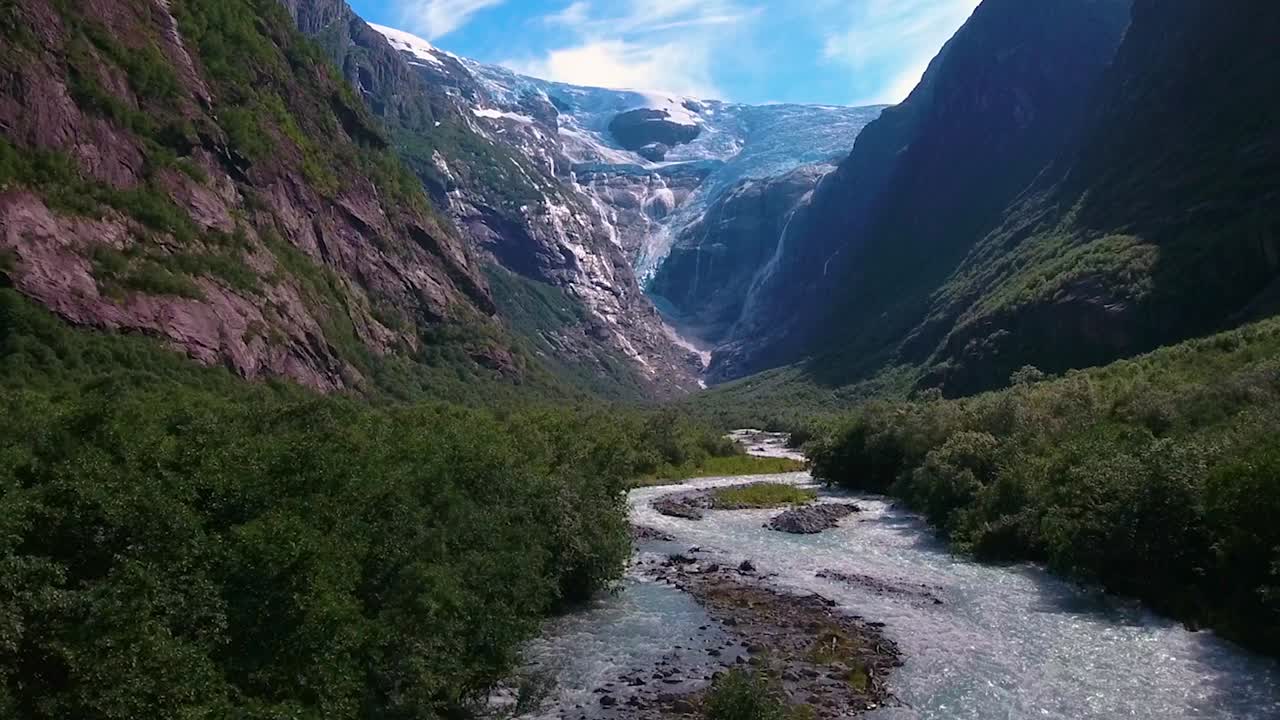 la hermosa naturaleza noruega del glaciar kjenndalsbreen.
